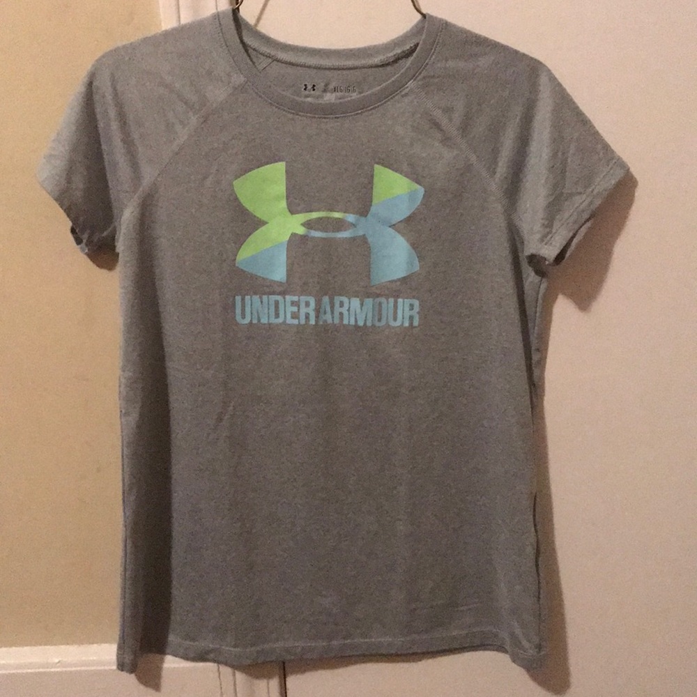 Girls gray short sleeve under armour shirt